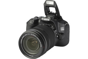 Canon EOS 250D met EF-S 18-135mm f/3.5-5.6 IS STM