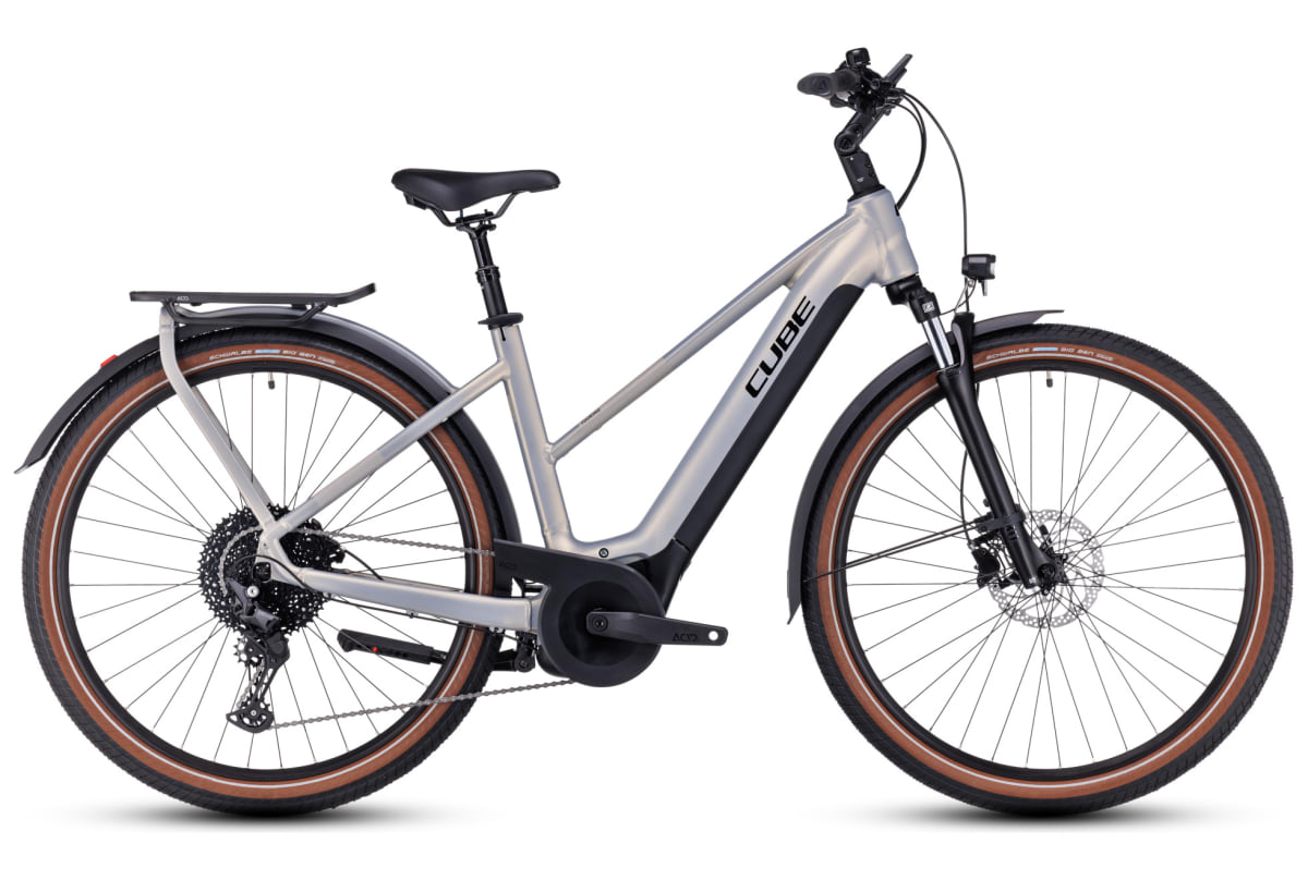 v1682933595/productvergelijker/ELFIETS/20230175B00_Cube_Touring_Hybrid_Pro_625_pearlysilver%25C2%25B4n%25C2%25B4black_Trapeze-1
