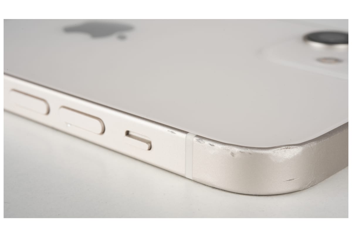 v1704874209/productvergelijker/MOBTEL/appleiphone12valtestschade0127-75_04-9