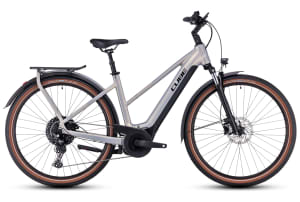 v1682933595/productvergelijker/ELFIETS/20230175B00_Cube_Touring_Hybrid_Pro_625_pearlysilver%25C2%25B4n%25C2%25B4black_Trapeze-1